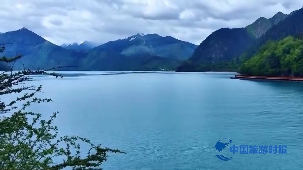 巴松措，心灵的湖光梦影